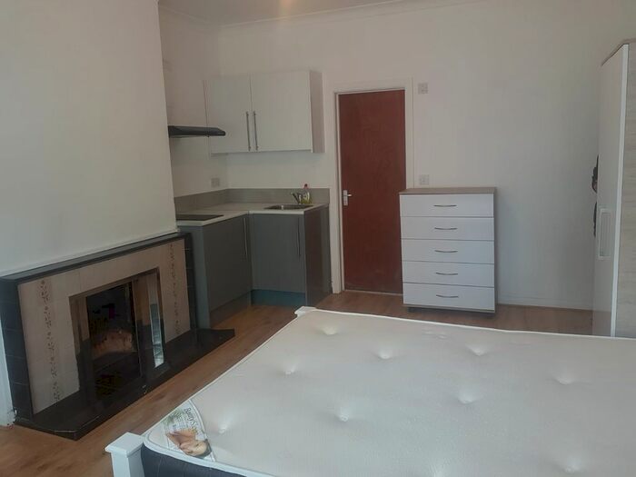 1 Bedroom Flat To Rent In Broadwater Road, London, SW17