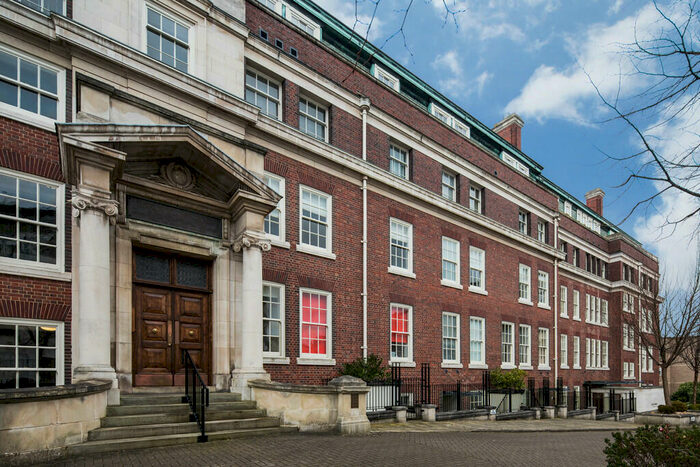 3 Bedroom Apartment To Rent In Royal Standard House, NG1