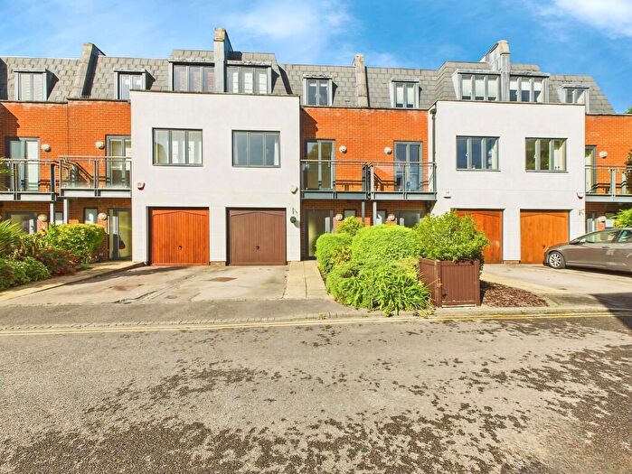 3 Bedroom Town House For Sale In Kings Gate, Horsham, RH12