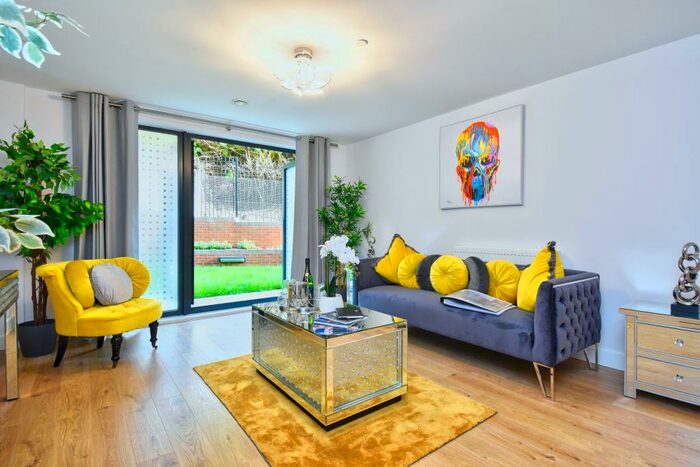 1 Bedroom Apartment To Rent In Marketfield Way, Redhill, RH1