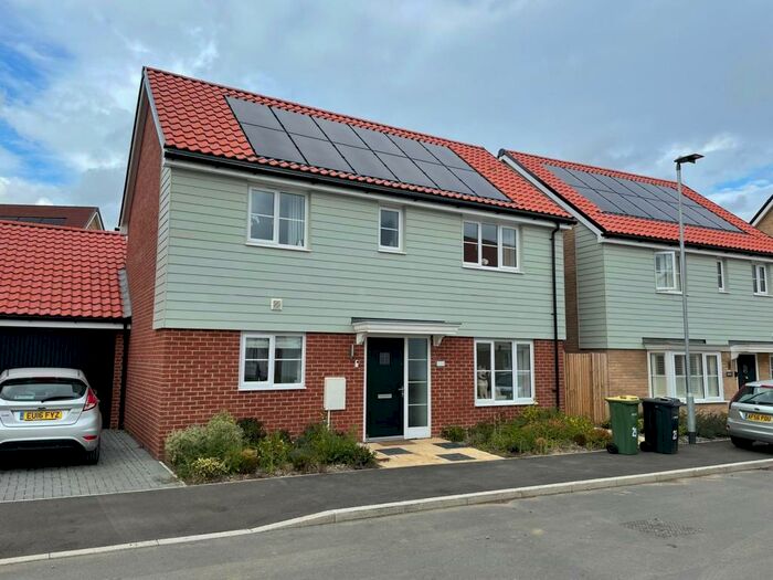 3 Bedroom Link Detached House To Rent In Alice Gardens, Rochford, SS4