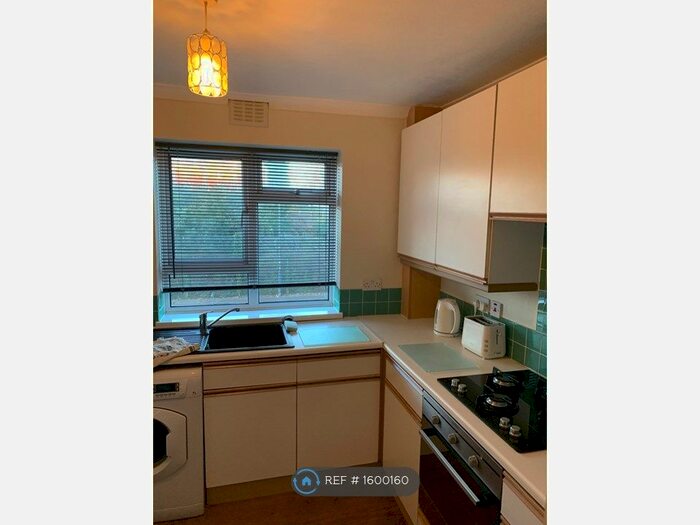 2 Bedroom Flat To Rent In Courtlands, Berkshire, SL6