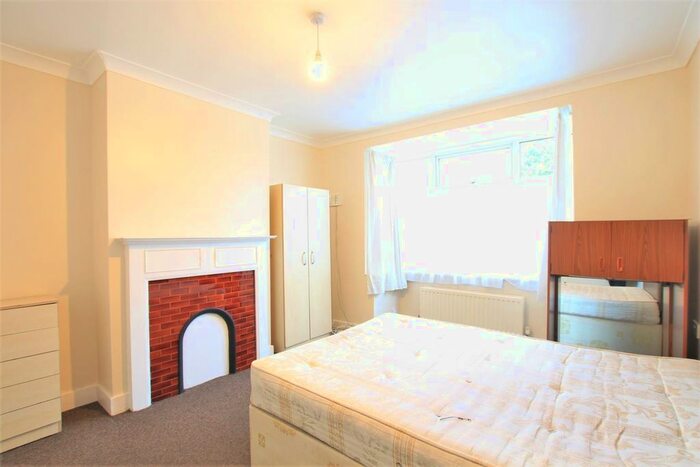 4 Bedroom Semi-Detached House To Rent In Cambridge Road, Hounslow TW4