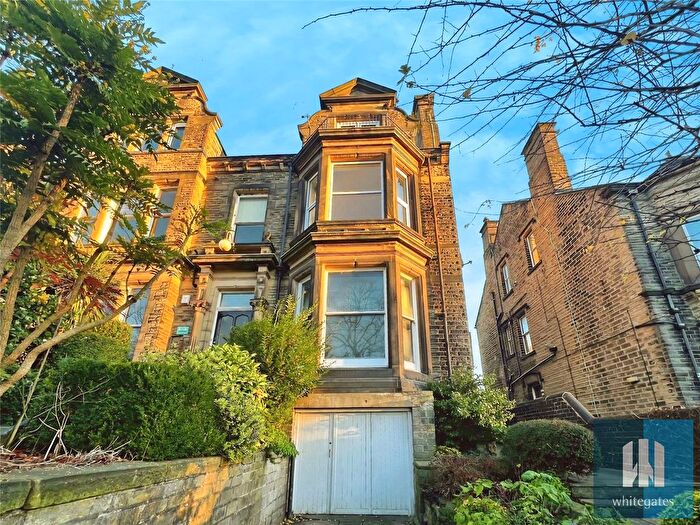 3 Bedroom Flat For Sale In Park Drive, Gledholt, Huddersfield, HD1