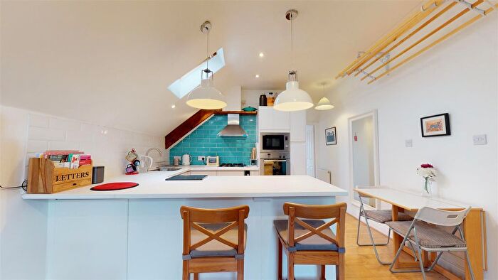 1 Bedroom Flat For Sale In High Street, Hampton Hill, TW12