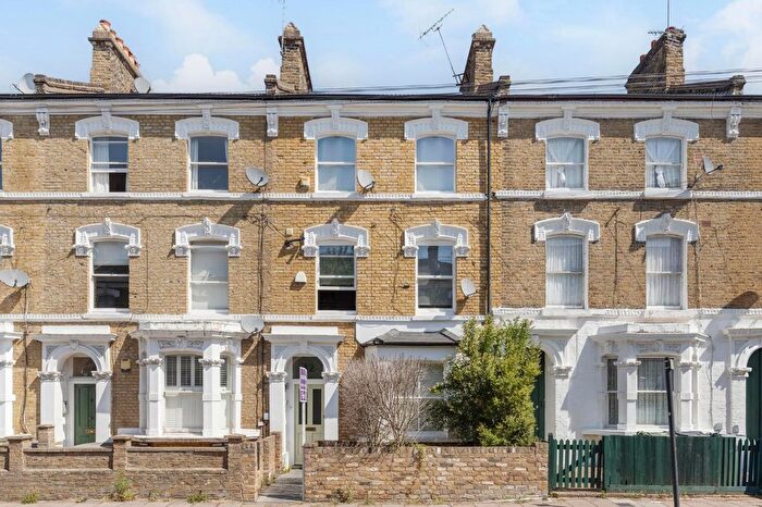 2 Bedroom Flat For Sale In Ferndale Road, Clapham North, SW4