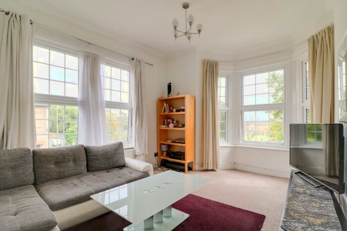 2 Bedroom Maisonette For Sale In Friern Barnet Road, London, N11