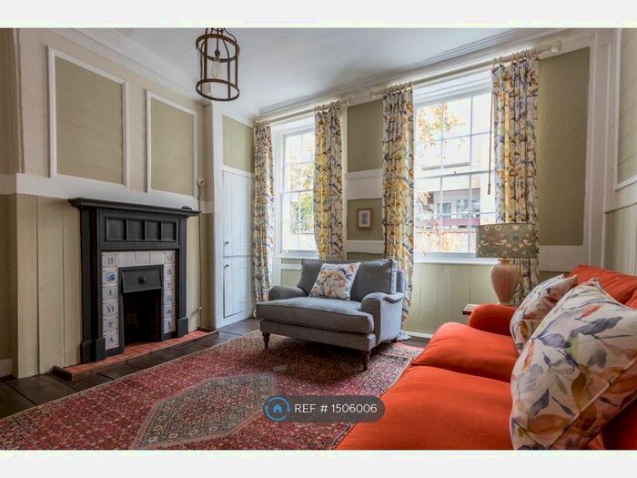 3 Bedroom Flat To Rent In Neal Street, London, WC2H