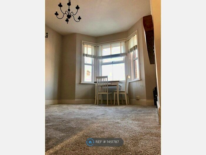 1 Bedroom Flat To Rent In Cantelupe Road, East Grinstead, RH19