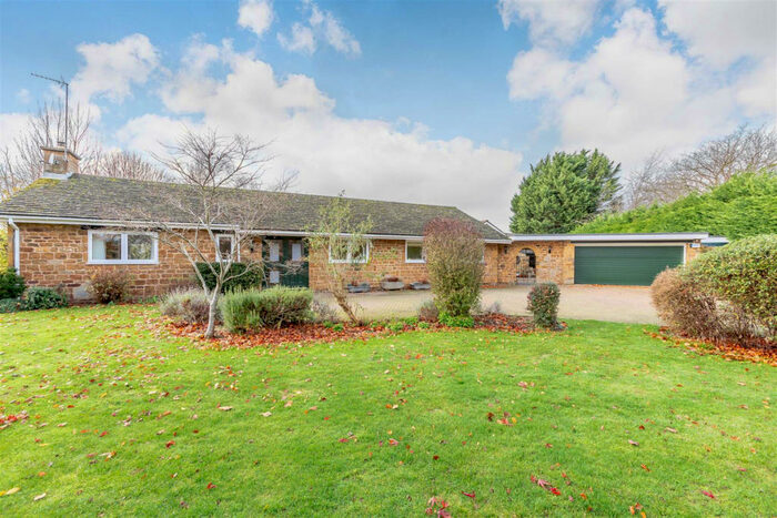 4 Bedroom Bungalow For Sale In Wroxton Heath, Banbury, Oxfordshire, OX15