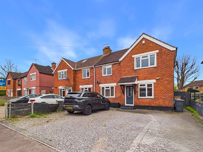 4 Bedroom Semi Detached House For Sale In Henley Place, Gloucester, GL1