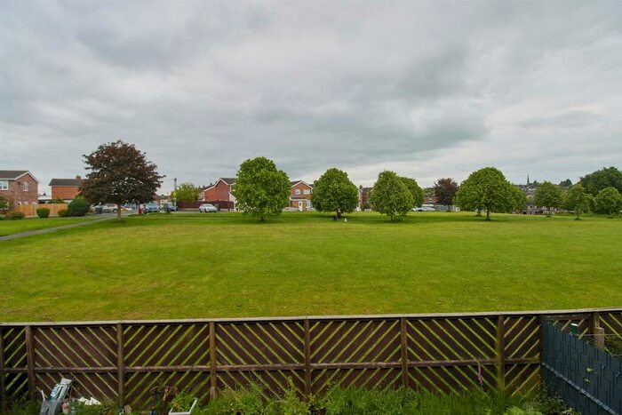 2 Bedroom Flat For Sale In Clifton Court, Hinckley, LE10