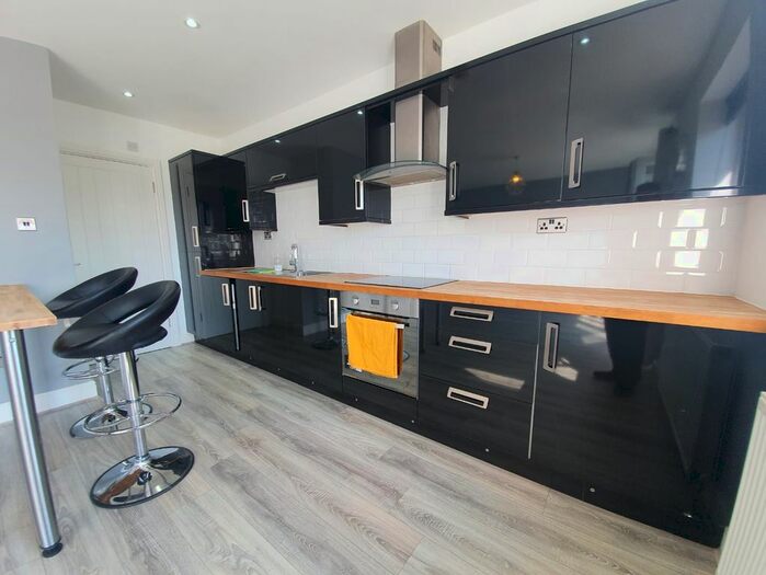 2 Bedroom Flat For Sale In Cherry Tree Lane, Rainham, RM13