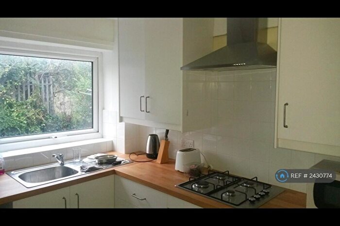 2 Bedroom Flat To Rent In Welton Grove, Leeds, LS6
