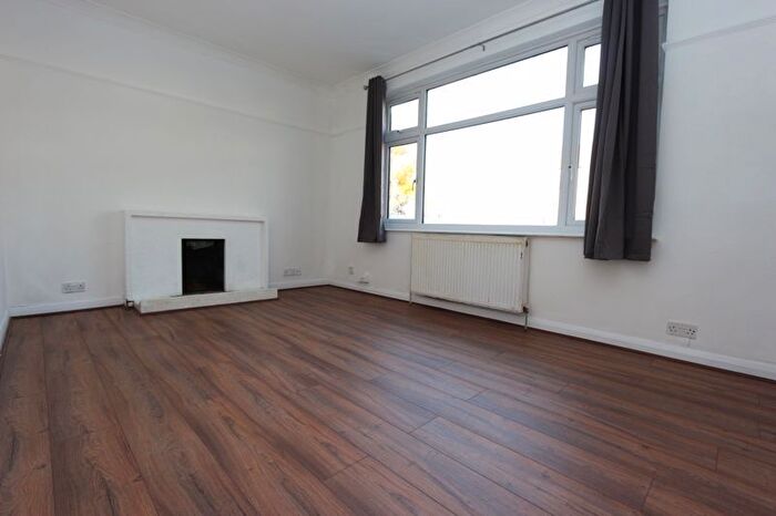 2 Bedroom Flat To Rent In Lincoln Way, Enfield, EN1