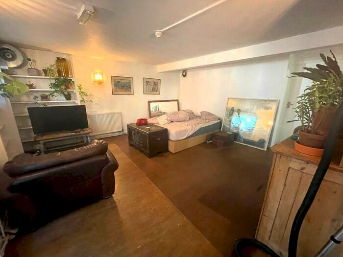 Studio To Rent In St. Pauls Road, London, N1