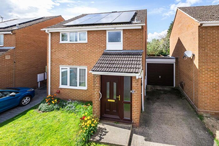 3 Bedroom Link Detached House For Sale In Chandlers Close, Abingdon, OX14