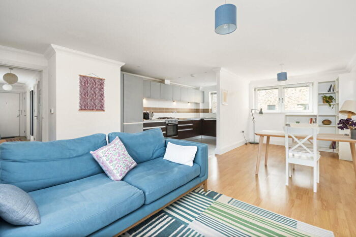 2 Bedroom Flat For Sale In Lynfield Court, Cambridge, CB4
