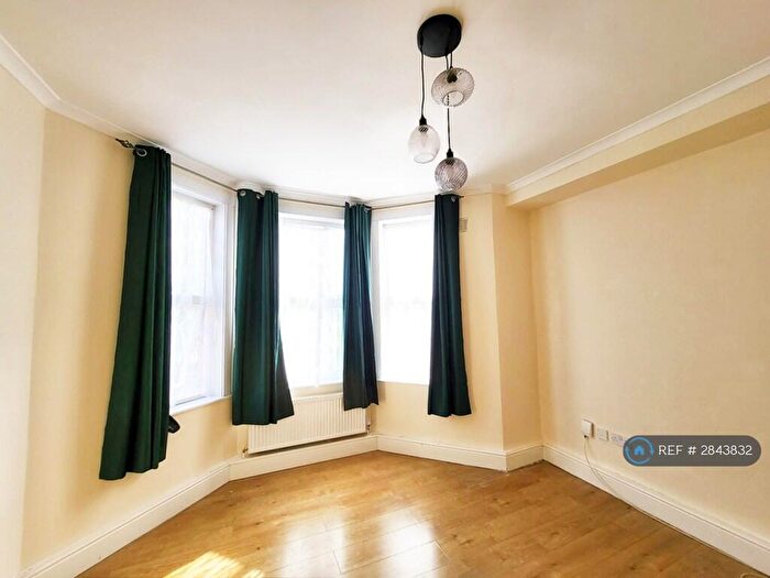 2 Bedroom Flat To Rent In Radnor Park Avenue, Folkestone, CT19