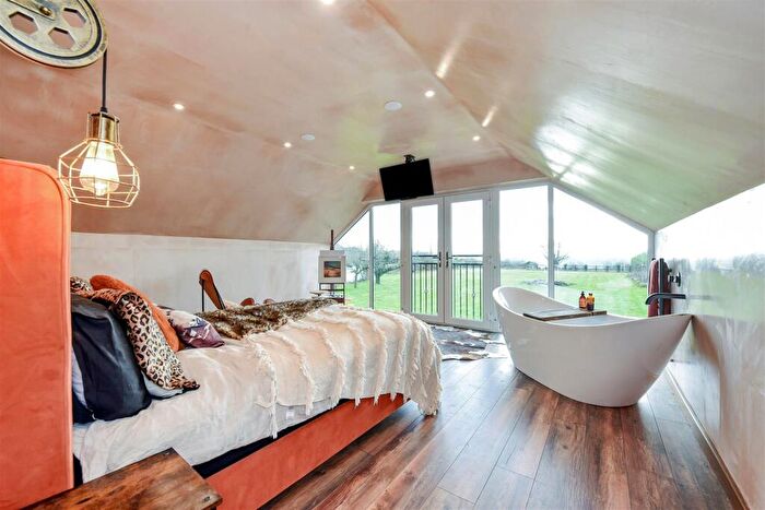 4 Bedroom Detached House For Sale In The Hangers, Bishops Waltham, SO32