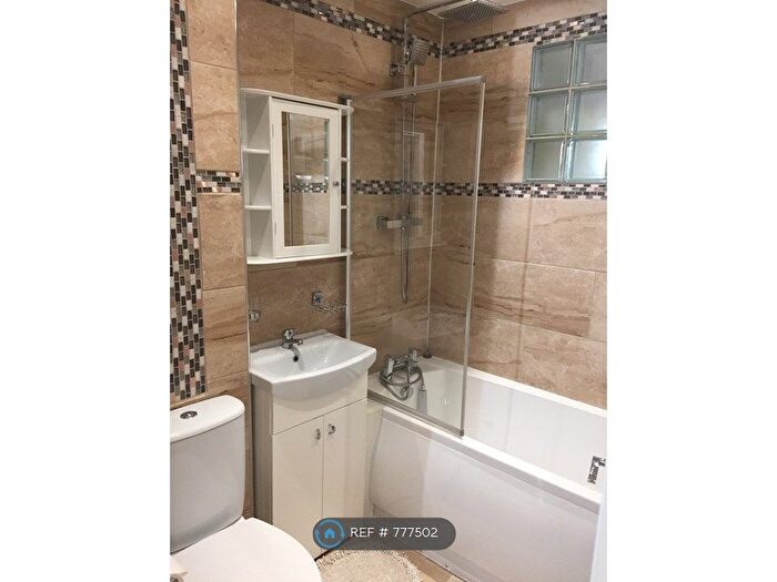 2 Bedroom Flat To Rent In Belcroft Close, Bromley, BR1