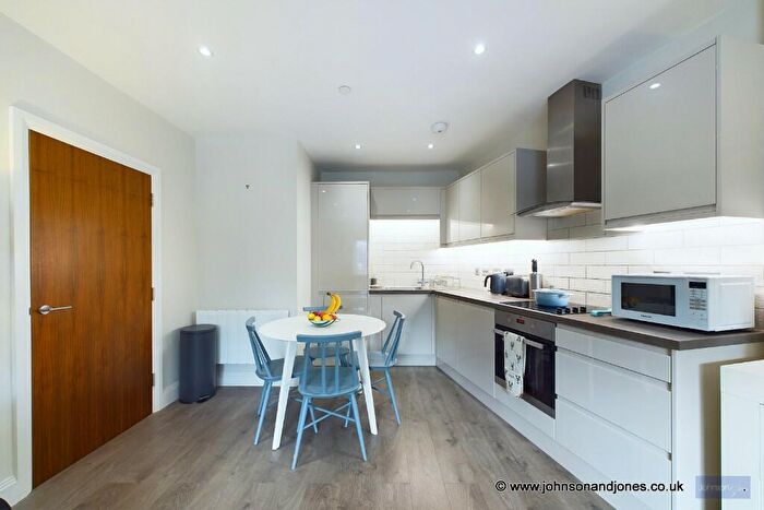 1 Bedroom Flat For Sale In Mead Court, Chertsey, Surrey, KT16