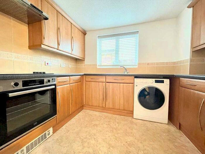 2 Bedroom Apartment To Rent In Lloyd Close Cheltenham, GL51