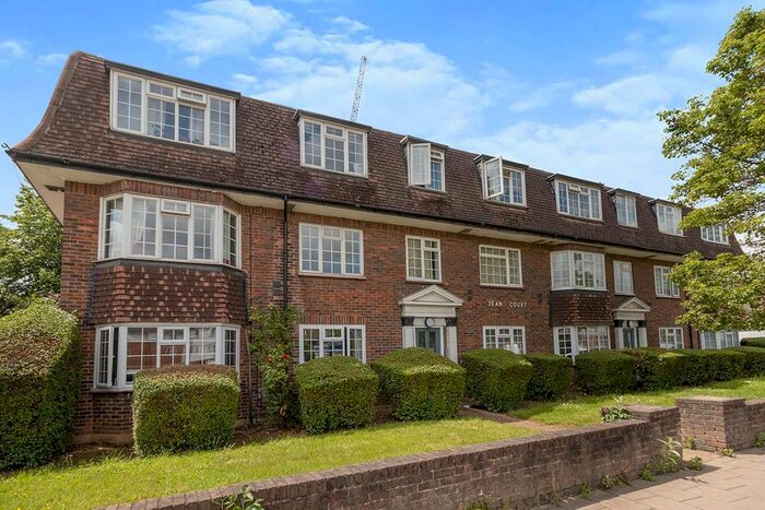 2 Bedroom Flat To Rent In Dean Court, Kingston Road, Surbiton, KT5