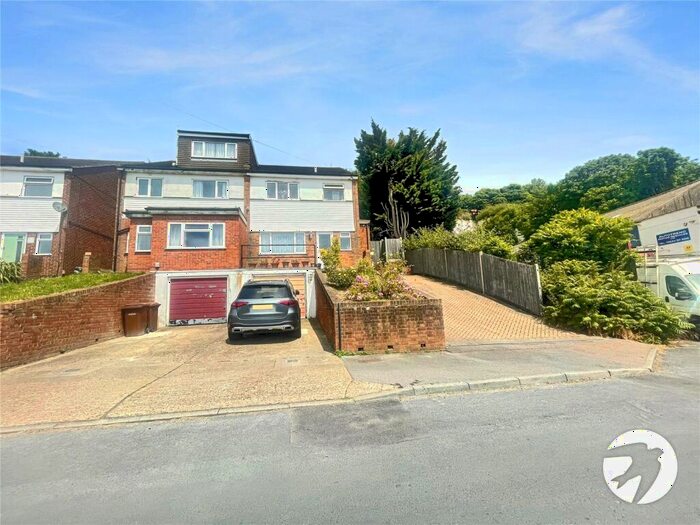 4 Bedroom End Of Terrace House To Rent In Beacon Road, Chatham, Kent, ME5