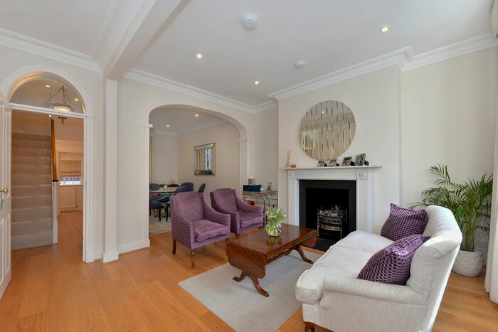 3 Bedroom Flat To Rent In Bloomfield Terrace, London, SW1W