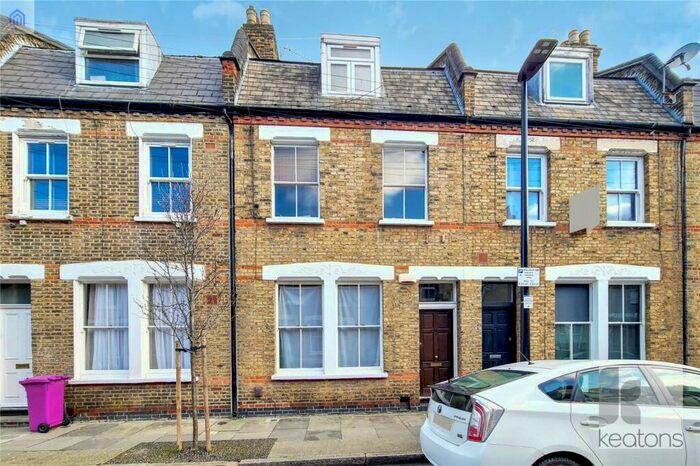3 Bedroom Flat To Rent In Senrab Street, Stepney, London, E1