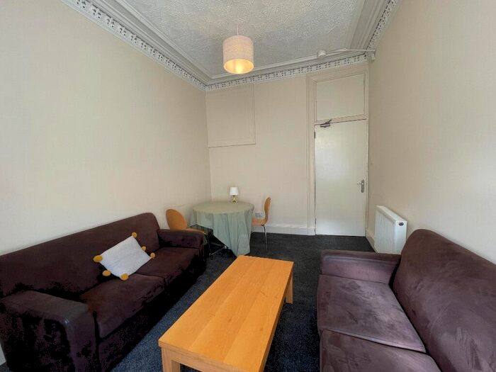 2 Bedroom Flat To Rent In Meadowpark Street, Glasgow, G31