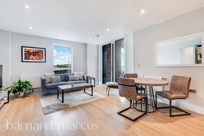 2 Bedroom Flat To Rent In Greyhound Parade, London, SW17