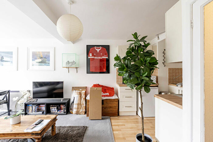 1 Bedroom Flat For Sale In Downfield Road, Clifton, Bristol, BS8