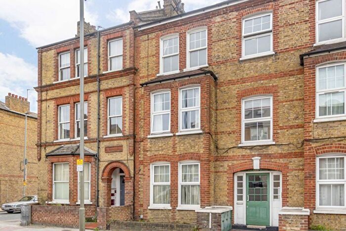 2 Bedroom Flat To Rent In Queenstown Road, London, SW8