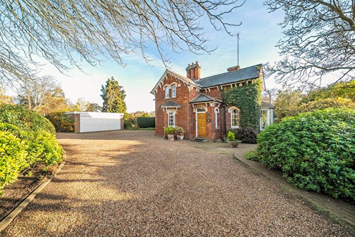 3 Bedroom Detached House For Sale In Church Lane, Bedford, MK41