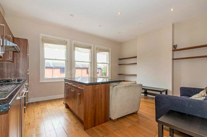 3 Bedroom Flat To Rent In Franciscan Road, Tooting Bec, London, SW17