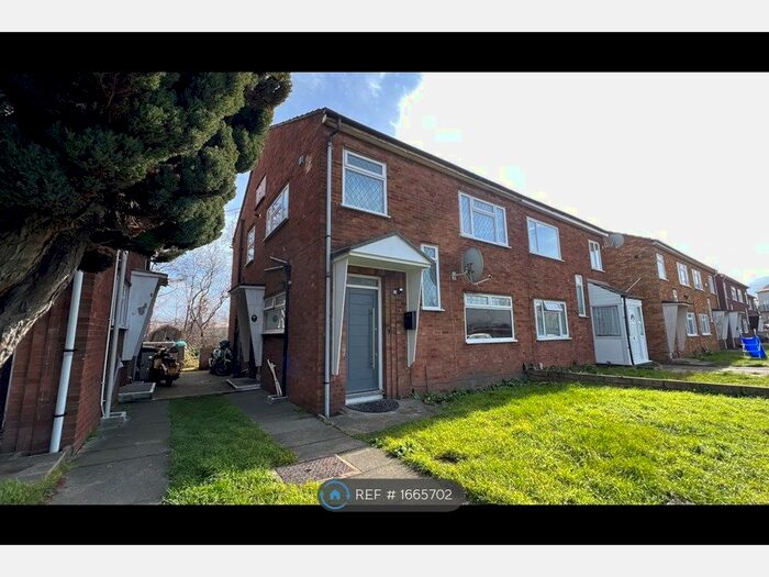 2 Bedroom Flat To Rent In Bush Close, Ilford, IG2
