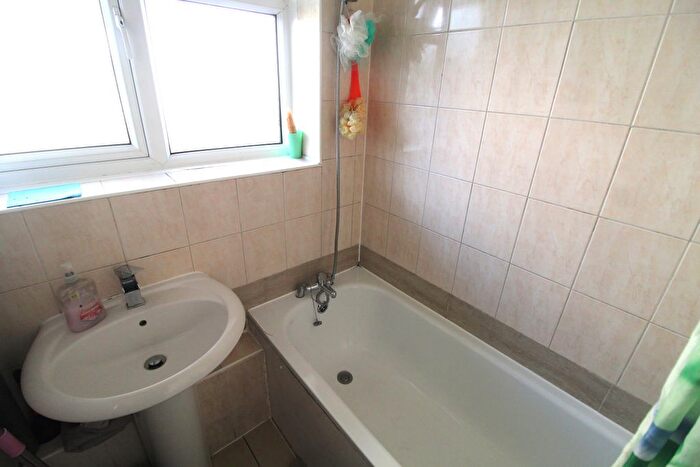3 Bedroom Flat To Rent In Guru Nanak Road, Southall, UB2