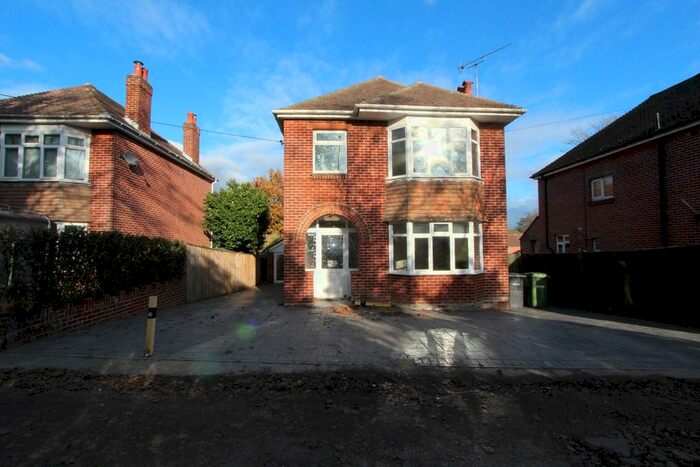 3 Bedroom Detached House To Rent In Bridge Road, Bursledon, Southampton SO31