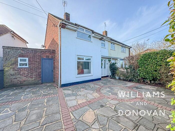 3 Bedroom Semi-Detached House For Sale In Sutton Road, Rochford, SS4