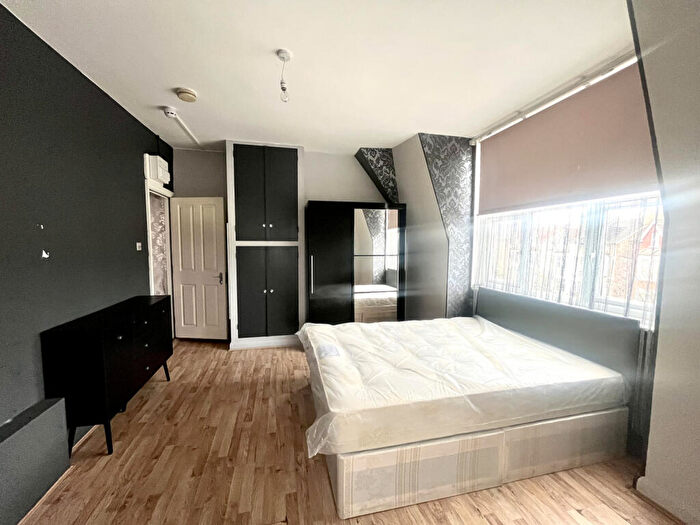Flat To Rent In High Road, N22