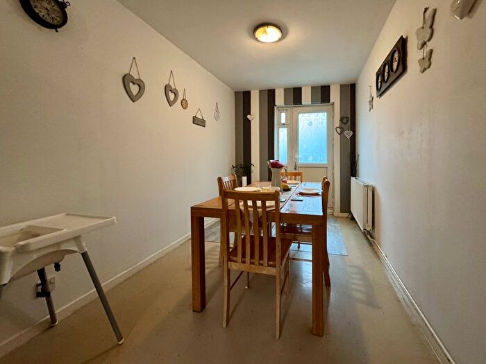 3 Bedroom Semi-Detached House For Sale In Doddington, Telford, TF3 - Photo 3