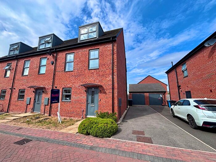 4 Bedroom End Of Terrace House To Rent In Venn Road, Kingswood, Hull, HU7