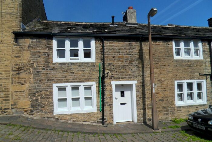 2 Bedroom Cottage To Rent In Skircoat Green, Halifax, HX3