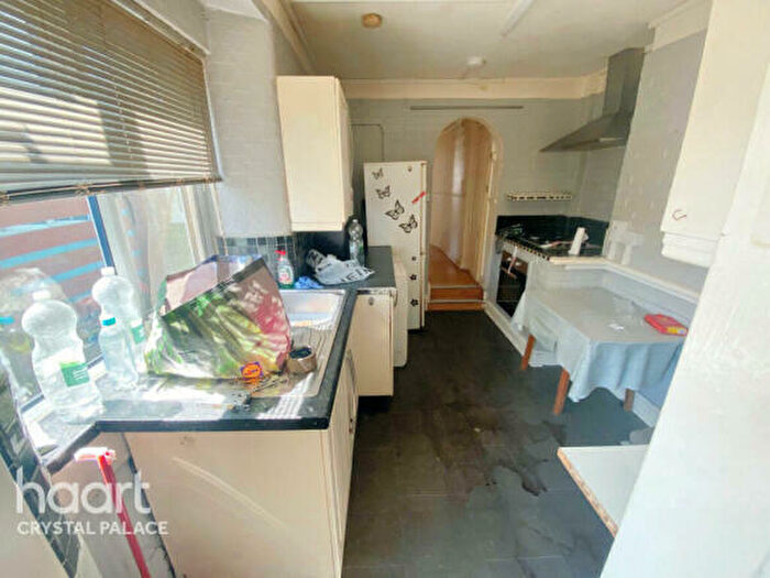 1 Bedroom Flat For Sale In Ground Floor Flat, Parish Lane, Penge, Crystal Palace, London, Greater London, SE20