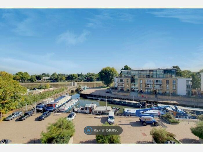 3 Bedroom Flat To Rent In Brentford, Brentford, TW8