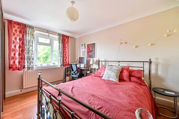 3 Bedroom Flat To Rent In St Charles Square, Ladbroke Grove, London, W10