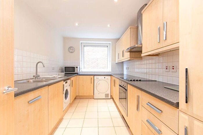 3 Bedroom Flat To Rent In Boardwalk Place, Canary Wharf, London, E14