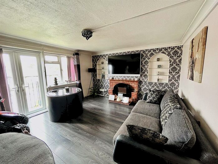 2 Bedroom Flat To Rent In Jeremys Green, Edmonton, London, N18